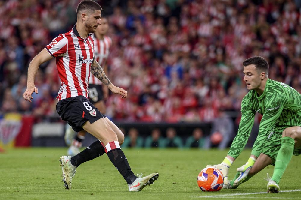 勇士队防守顶尖，波斯特超越格林，科尔应给予更多首发机会。